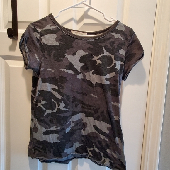 We the free. Camo tshirt. Sz small.  Short sleeve - Picture 1 of 5